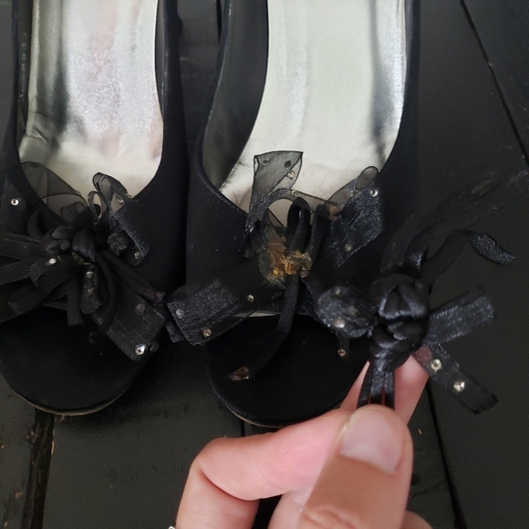 Stuart Weitzman Women's 9 Black Satin Pumps Heels Ribbon Bow Toe FLAWED - Picture 5 of 12